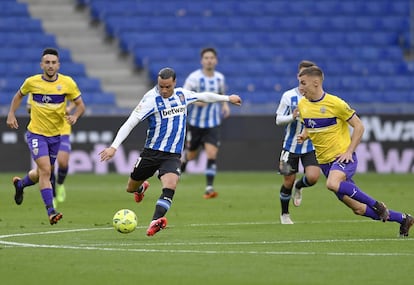 Desde allí, desde su propio campo en el RCDE Stadium, detrás de la línea de mitad de cancha, RDT reventó el balón amarillo de PUMA el que se usa esta temporada en los partidos más determinantes. Después de hacerle un sombrero al defensa, hizo volar al esférico 60 metros hasta la portería de la UD Almería, que marchaba segunda en la clasificación, para cerrar el 2020 con uno de los mejores tantos del año de LaLiga Santander y de LaLiga SmartBank. El mejor delantero de la categoría de plata, el más goleador, con 11 dianas en 19 partidos, mantiene vivas las ilusiones de los pericos de regresar a la máxima división solo un año después de haber bajado.