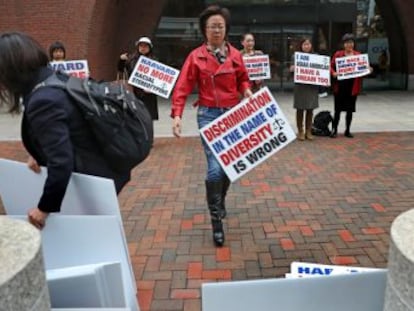Un activista conservador sienta a Harvard en el banquillo para que deje de dar prioridad a negros y latinos sobre los asiáticos (como tapadera para poner fin a décadas de acción positiva)