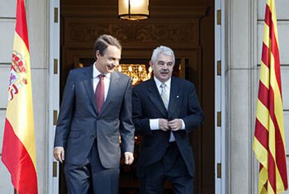 Rodrguez Zapatero y Pasqual Maragall, flanqueados por la bandera espa?ola y la catalana, en la entrada del palacio de la Moncloa el pasado da 21.