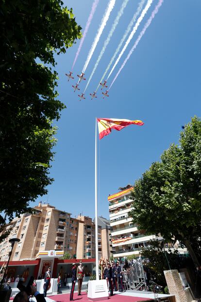 La Patrulla Águila surcan el cielo durante el desfile en Huesca.