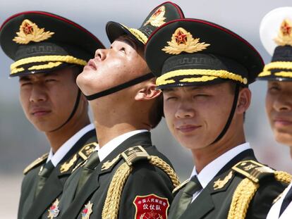 Soldados chinos esperan la llegada de los l&iacute;deres a la cumbre del G20, este viernes en el aeropuerto internacional de Xiaoshan (Hangzhou). 