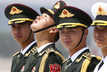 Soldados chinos esperan la llegada de los líderes a la cumbre del G20, este viernes en el aeropuerto internacional de Xiaoshan (Hangzhou).