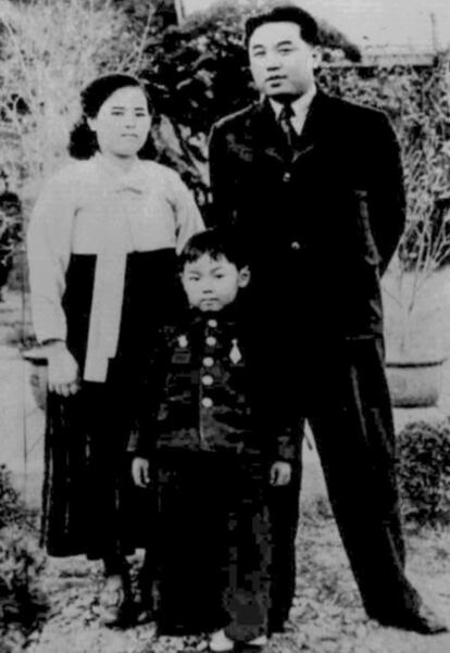 Kim Jong-il con sus padres en una imagen de los años cuarenta.