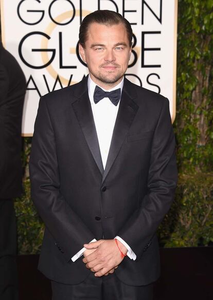 Leonardo DiCaprio, ganador del Globo de Oro por su papel en El Renacido, llev esmoquin de Giorgio Armani.