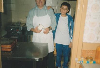 Carles de pequeño con su padre en el bar