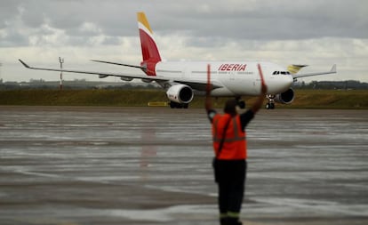 Airbus A330/200 de Iberia tras aterrizar en el aeropuerto de Montevideo (Uruguay).