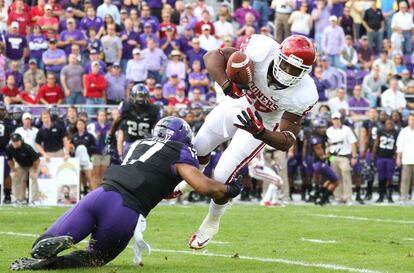 Una imagen de un partido de fútbol americano entre Oklahoma y TCU.