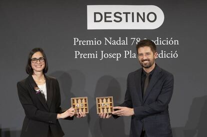 Inés Martinez Rodrigo amb el premi Nadal i Toni Cruanyes amb el premi  Pla.