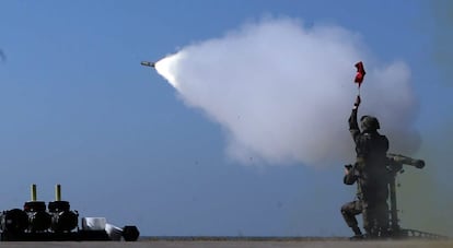 Un soldado surcoreano dispara un misil durante un ejercicio de defensa de artillería antiaérea en Boryeong, en la costa oeste de Corea del Sur. La presidenta del país, Park Geun-hye, viajó a Estados Unidos donde se reunirá con su homólogo, Barack Obama, para abordar asuntos relacionados con la alianza bilateral de defensa frente a Corea del Norte.