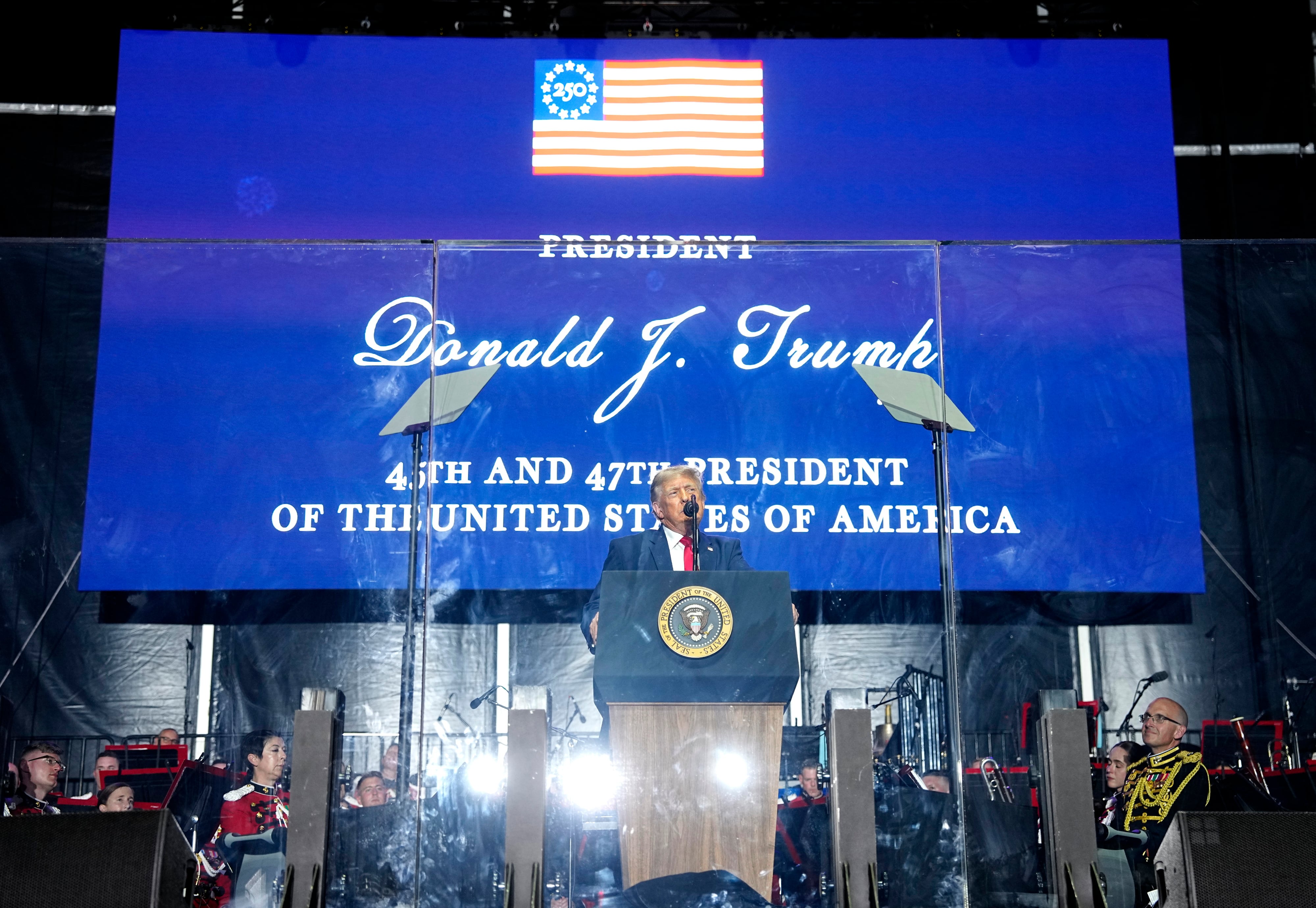 Trump inaugura los festejos del 250 aniversario de EE UU con un tributo a sí mismo en un mitin electoral