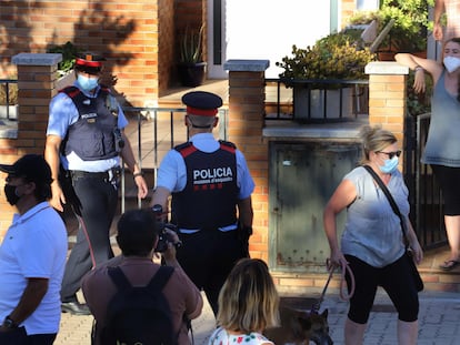 Mossos d'Esquadra protegen un inmueble de un fondo de inversión okupado en Pallejà, Baix Llogregat, Barcelona, para evitar incidentes con los vecinos.
