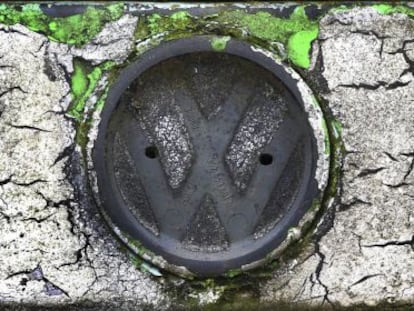 Logotipo de Volkswagen oxidado.
