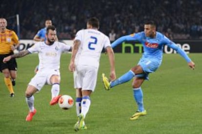 Ghoulam golpea el balón