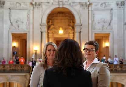 Como fiscal general, Harris oficia una boda homosexual en el Ayuntamiento de San Francisco en 2013.