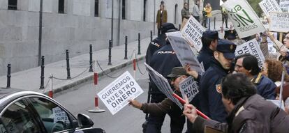 Un grupo de personas protestaba ante la  Audiencia Nacional, durante una de las sesiones del caso Bankia. EFE/Archivo