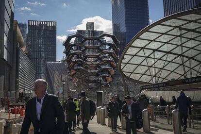 Usuarios del metro salen de la estación de Hudson Yards