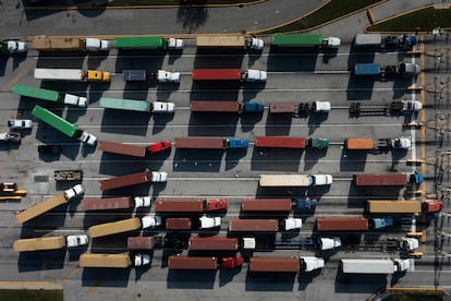 Camiones con contenedores en el puerto de Baltimore, el 14 de octubre.