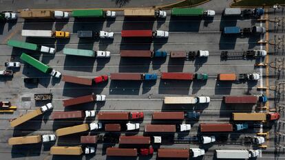 Caminhões com contêineres no porto de Baltimore, em 14 de outubro.