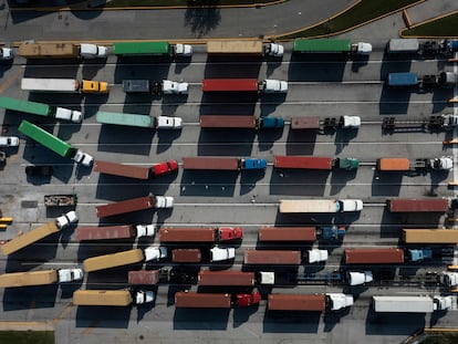 Camiones con contenedores en el puerto de Baltimore, el 14 de octubre.