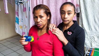 Vilma Gomes y su hija Kamilly, beneficiarias del programa.