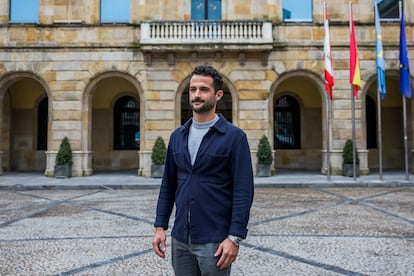 Alejandro Navajas, director general de Medio Ambiente del Ayuntamiento de Gijón, en la plaza Mayor de la ciudad. 