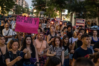 Cartel en una manifestación contra el asesinato de la mujer trans cubana Anna Hernández en Atenas, Grecia, con el lema, "Las vidas negras trans importan".