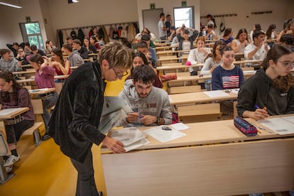 Un profesora atiende una duda de un alumno antes de la prueba en la Universidad del País Vasco en San Sebastián (Gipuzkoa).