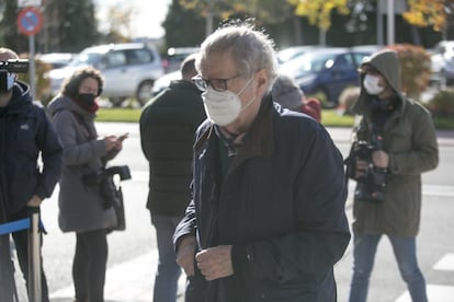 El historiador Ian Gibson, a su llegada al tanatorio. 