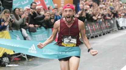 Carles Castillejo entra exultante en la meta tras vencer por tercera vez consecutiva en la Behobia-San Sebastián.