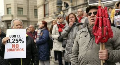 Jubilados se manifiestan para pedir un alza de las pensiones. 