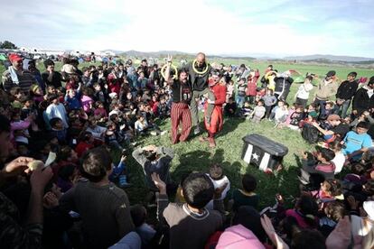 La ONG Pallasos en Rebeldía durante una actuación en Idomeni