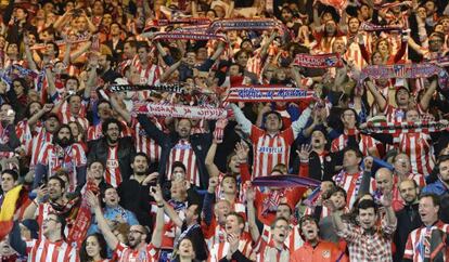 La afición del Atlético en las gradas de Stamford Bridge