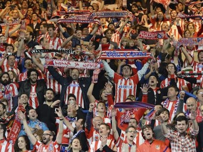 La afici&oacute;n del Atl&eacute;tico en las gradas de Stamford Bridge