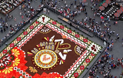 Parte del tapiz floral de 1800 metros cuadrados, construido con 500.00 dalias y begonias. 