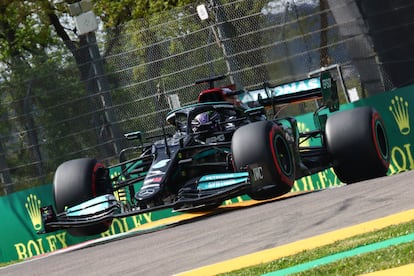 Lewis Hamilton en el circuito de Imola.