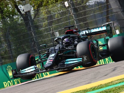 Lewis Hamilton en el circuito de Imola.