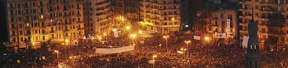 En la plaza la plaza Tahrir, una gran multitud grita "¡Que se vaya, que se vaya!"