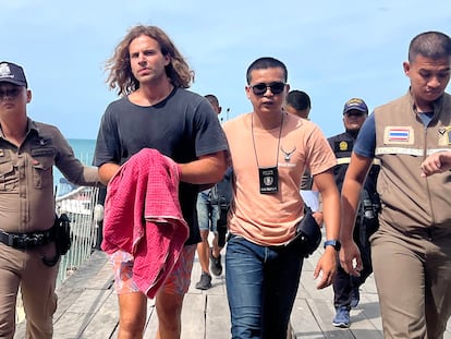 Daniel Sancho con la policía tailandesa este lunes, a su llegada a un puerto antes de acudir a los tribunales de la isla Samui, en el sur de Tailandia.