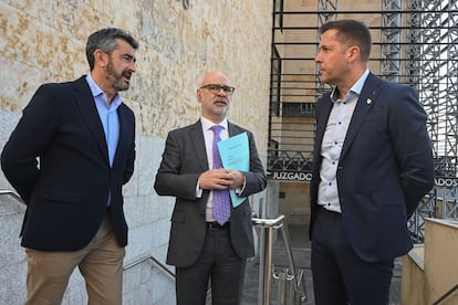 Los exdirigentes de Jucil Agustín Leal (izquierda) y Javier García Montero (derecha) junto al abogado Antonio Vázquez (centro), en los juzgados de León el pasado 10 de abril.
