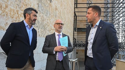Dos de los dirigente de Jucil denunciantes, Agustín Leal (izquierda) y Javier Montero (derecha), junto a su abogado en los juzgados de León el pasado 10 de abril.