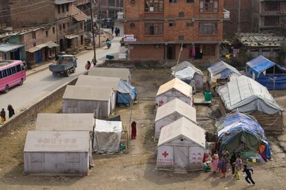 Bhaktapur sigue salpicado por tiendas de campaña de los afectados por el terremoto. Muchos dicen no haber recibido las ayudas iniciales aunque el Fondo Nacional de Socorro del Primer Ministro distribuyó casi 99 millones de euros entre ministerios y gobiernos locales.