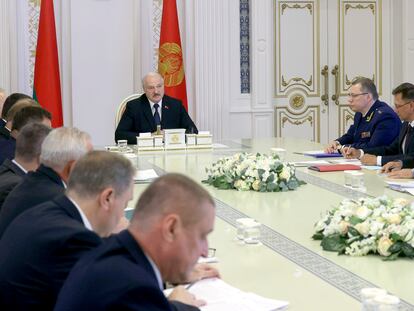 Alexandr Lukashenko preside la reunión del Consejo de Ministros, este viernes en Minsk.