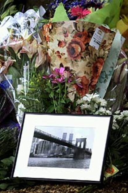 Los ciudadanos de Nueva York y de las principales ciudades del mundo han comenzado a depositar flores en las calles en memoria de las víctimas.
(REUTERS)