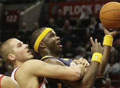 Joel Przybilla y Jermaine O'Neal luchan por el balón