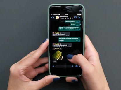 Una usuaria utiliza el servicio de mensajería WhatsApp en su móvil.