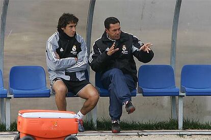 Vanderlei Luxemburgo conversa con Raúl durante un entrenamiento.