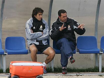 Vanderlei Luxemburgo conversa con Raúl durante un entrenamiento.