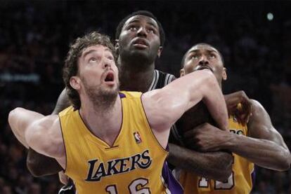 Pau Gasol, ante Blair y su compañero Artest, en un partido contra San Antonio Spurs.