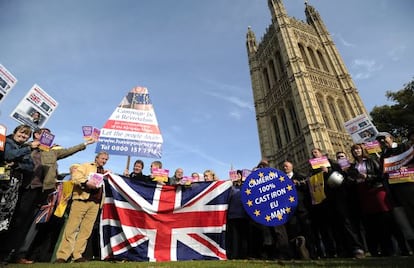 Seguidores del partido antieuropeo UKIP ante el Parlamento británico