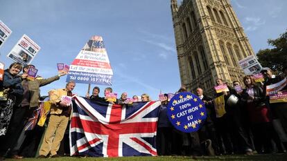 Seguidores del partido antieuropeo UKIP ante el Parlamento británico